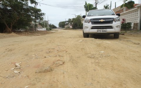 Los huecos, las rocas dispersas en el camino y el polvo caracterizan a las vías internas que integran el barrio. Andar en bicicleta o patinar resulta imposible.