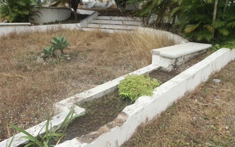 Parque La Raqueta. Es el más antiguo del vecindario, pero apenas unos pocos se atreven a visitarlo. Le falla la iluminación, las plantas están marchitas y las bancas rotas.