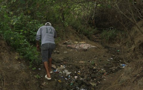 Inseguridad. En el bosque de La Victoria, que sirve de pasadizo para llegar al mar, hay colchonetas y ropa, además de botellas, a lo largo de la ruta.