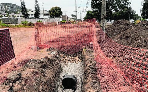Obra. Interagua  implementa en la zona un colector de efluentes tratados, precisamente, provenientes de la urbanización en cuestión, cuya planta de aguas residuales está defectuosa.