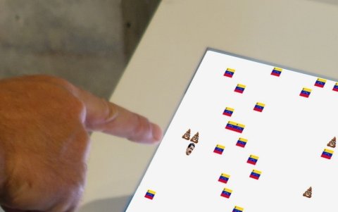 Fotografía cedida por el artista Yucef Merhi en la que aparece la mano de una persona mientras señala la obra titulada Artificial Stupidity de Yucef Merhi.