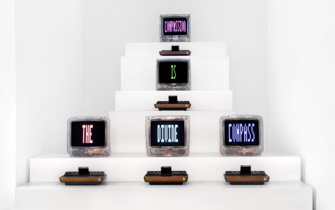 Fotografía cedida por el artista Yucef Merhi en la que aparece su obra titulada Atari Compassion.