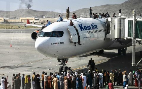 Otras dos personas murieron supuestamente al caer de un avión estadounidense en el que habían logrado subir antes de que despegara del aeropuerto del Kabul.