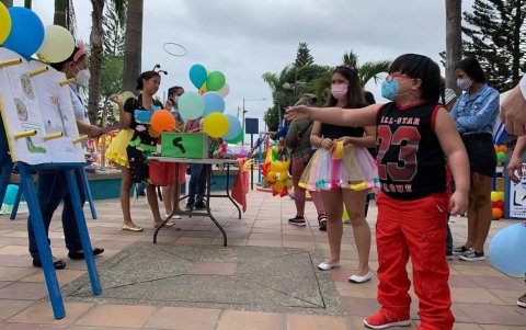 Con juegos tradicionales, los universitarios invitaban a los niños a formar parte de esta actividad.