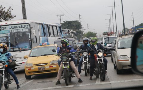 Así recorren las calles de Guayaquil los motociclistas, tapados, a diario, cada día de agosto.