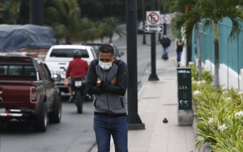 Peatones. A ellos se lo ve caminando frotándose incluso las manos para darse calor. Como verán en la fotografía, todos llevan ropa abrigada. La escena es la misma en la noche.
