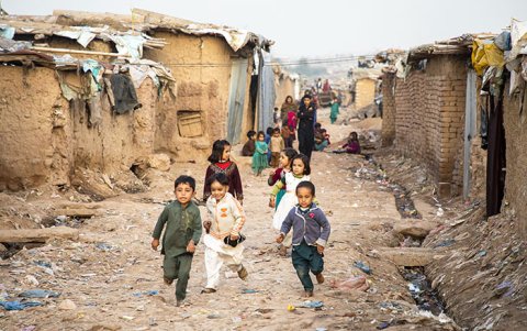 Niños Afganos jugando en la calle.