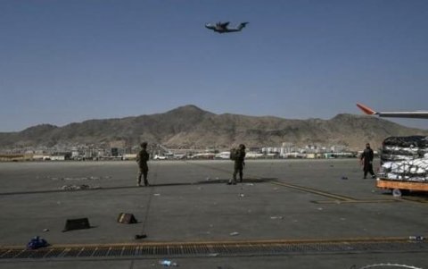 Los vuelos que salen de Kabul con personas repatriadas comienzan a llegar a distintos países, entre ellos Francia.