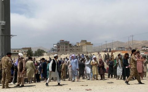 Vista de oficiales de seguridad afganos a las afueras del Aeropuerto Internacional Hamid Karzai, este 17 de agosto de 2021, en Kabul (Afganistán).