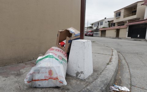 Algunos vecinos sacan la basura a las veredas luego de que el carro recolector ha pasado por la zona.