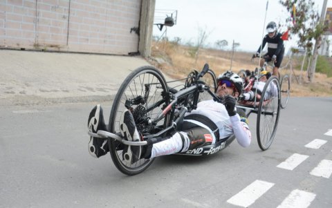 Patricio Holguín, amigo de ruta de Esteban, pedalea con sus manos. Hace 14 años, un accidente de tránsito lo dejó en esa condición.