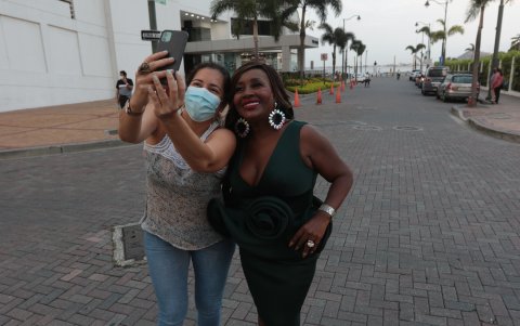 Cuando la ven en la calle, el público le pide fotos y autógrafos.