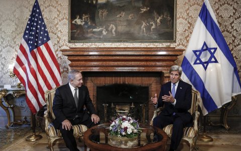 John Kerry (d), junto al primer ministro de Israel, Benjamín Netanyahu (i), durante un encuentro en 2016 en la Villa Taverna, Roma, Italia.