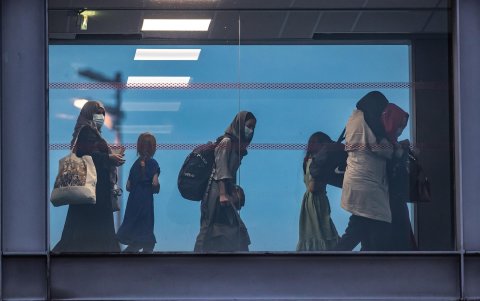 25 franceses y personas de varias nacionalidades llegaron en el avión.