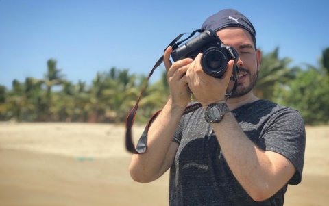 Carlos es un apasionado de la fotografía y el cine, de no ser periodista sería abogado constitucionalista.