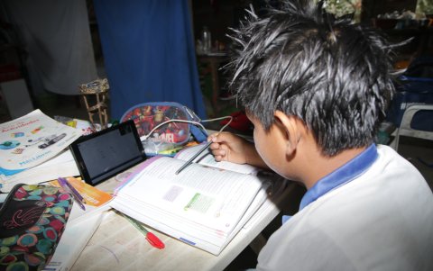 Las clases desde casa han obligado a los niños a estudiar solos. Una vez a la semana reciben las tareas por Whatsapp.