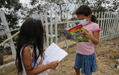 Los niños hacen esfuerzos por aprender a leer. Muchos tienen el apoyo de sus padres.