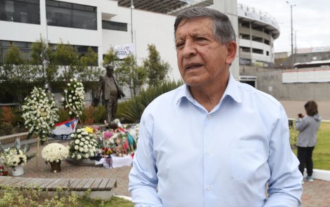 Polo Carrera acudió al estadio de Liga para rendirle honores a Rodrigo Paz.