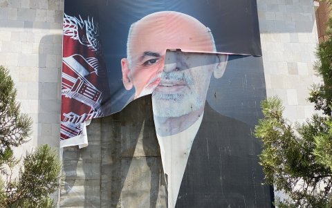 Un cartel con la imagen del expresidente afgano Ashraf Ghani este jueves en Kabul.