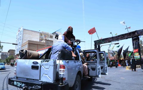 Los talibanes protegiendo a Chiíes.