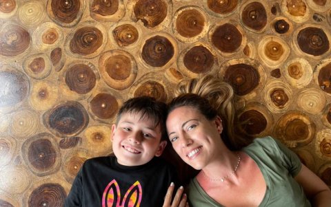 Andrea Ollague y su hijo Enzo.