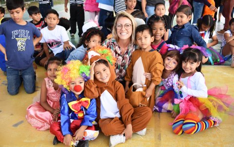 Andrea y un grupo de estudiantes de la fundación.
