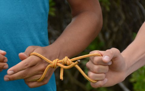 Una cuerda llamada guía une a los asistentes y competidores en la prueba.