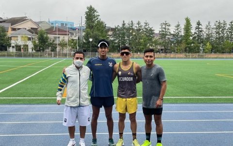 El entrenador Julio Chuqui (i), junto a Diego Arévalo (guía), Darwin Castro y Sebastián Rosero, en Tokio, sede de los Juegos Paralímpicos.