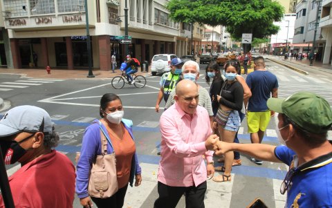 En las calles de Guayaquil, el público siempre se le acerca a pedirle algo o a saludarlo.