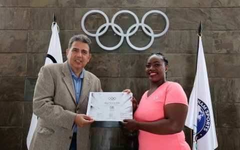 Rosa Tenorio con el diploma olímpico, entregador por Augusto Morán, presidente del COE.