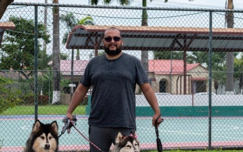 Los miembros del club comparten sus experiencias con las mascotas.