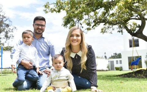 La sambleísta junto a su esposo Fabián Pozo e hijos José María y Juan Sebastián