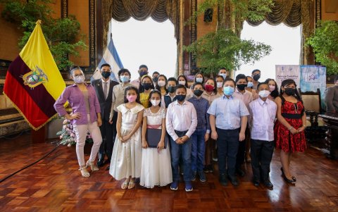 En la imagen, los menores que son la voz de la ciudad.