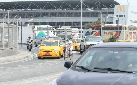 La Benjamín Rosales. Uno de los tramos más complejos es el que colinda con la terminal terrestre, por la cantidad de carros que se movilizan. La falta de iluminación en las noches agrava la escena.