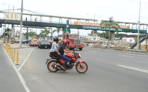 Mirando para todos lados, así se conduce en la avenida 25 de Julio.