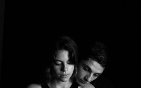 Sebastián Perdomo e Isabella Pérez son los protagonistas de esta propuesta dirigida por Henry Silva.