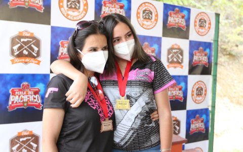 Pamela Dobronski, madre de Roberta, junto a ella en el podio.