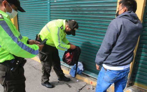 Revisiones. Policías registran a los ciudadanos en el Playón de La Marín. Han encontrado armas blancas y droga.