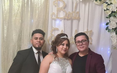 Junto a la pareja de esposos.