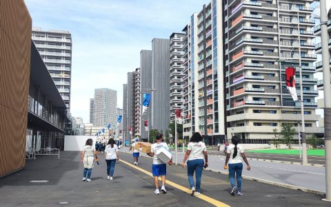 Los tricolores caminan mientras observan las edificaciones de la sede