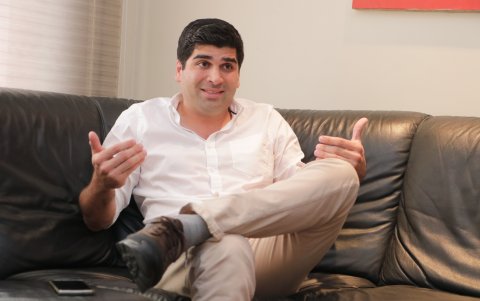 Es empresario y radiodifusor. Fue presidente de la Asociación Ecuatoriana de Radiodifusores (AER) en la provincia del Guayas; y catedrático de Economía  en la Católica de Santiago de Guayaquil.