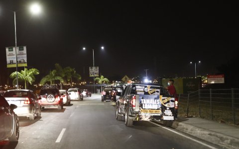 En carros particulares o en carretillas se vende todo tipo de alimentos y productos en el exterior de la urbanización Villa del Rey.