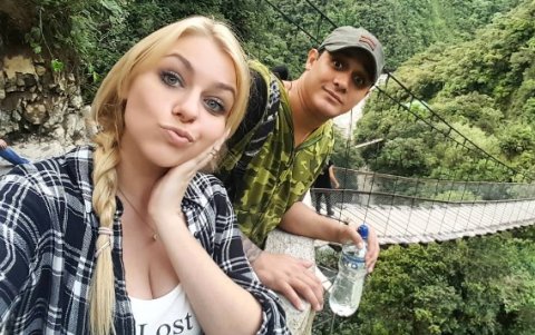 El presentador con La Gringa.