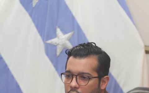 Fue coordinador judicial y asesor jurídico de gerencia de la Agencia de Tránsito y Movilidad de Guayaquil (ATM). Es abogado penalista y máster en Gestión Pública.