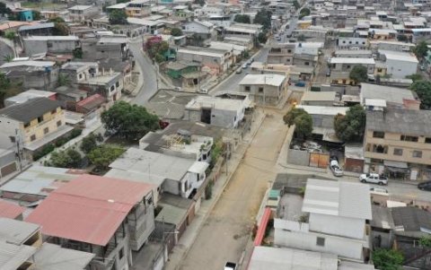 Vista aérea del tramo sin asfaltar, en contraste con las zonas cercanas sin ese inconveniente.