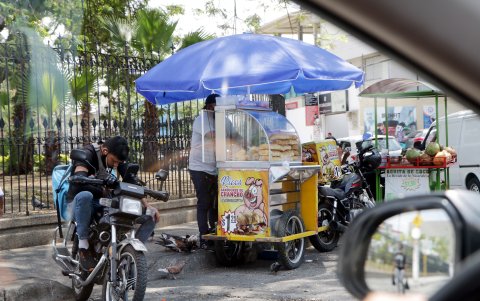 Desde sánduche de chancho hasta arroz con guatita se ofrecen en las esquinas de Vernaza Norte. Al término de la jornada, estos lugares se tornan en un basurero.