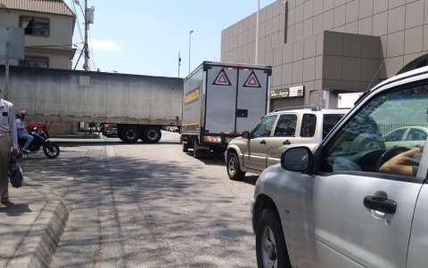Los carros pesados que por allí circulan, causan daños en la calzada de la zona.