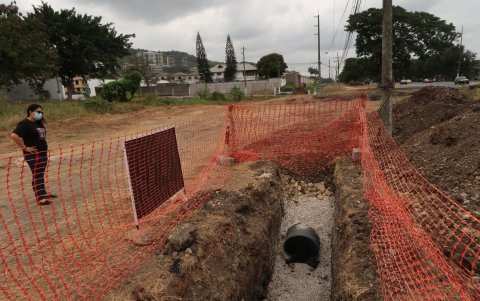 Situación. Colinas del Bosque se levanta en el kilómetro 10 de vía a la costa.