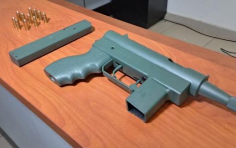 La subametralladora y las municiones halladas a los sospechosos.