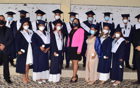 Los egresados, junto a maestros y autoridades del plantel, festejando la graduación.